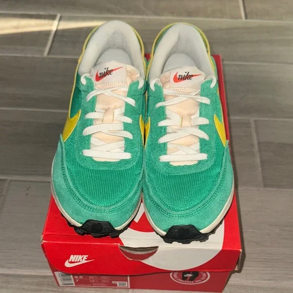 Nike Waffle Debut Wing Women Sneakers - Picture 2 of 4